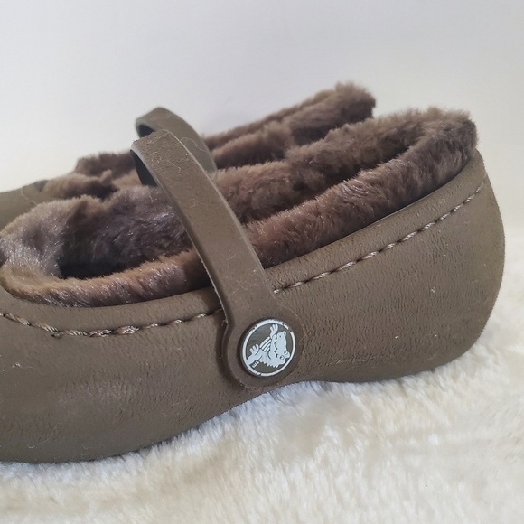 𝅺CROCS Brown Faux Fur Lined Suede Mary Jane Slip On Shoes Child Size 6-7 - Picture 3 of 11